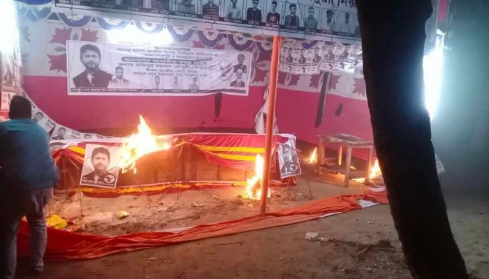 সদরপুরে নৌকা ও স্বতন্ত্র প্রার্থীর নির্বাচনী ক্যাম্পে আগুন