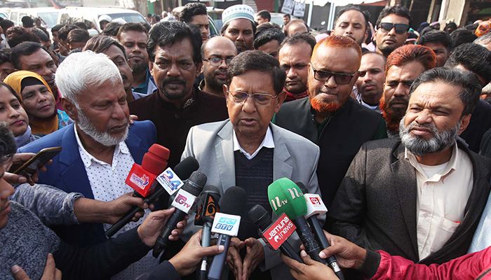 রূপগঞ্জ এলাকায় গণসংযোগকালে গোলাম দস্তগীর গাজী। প্রবা ফটো