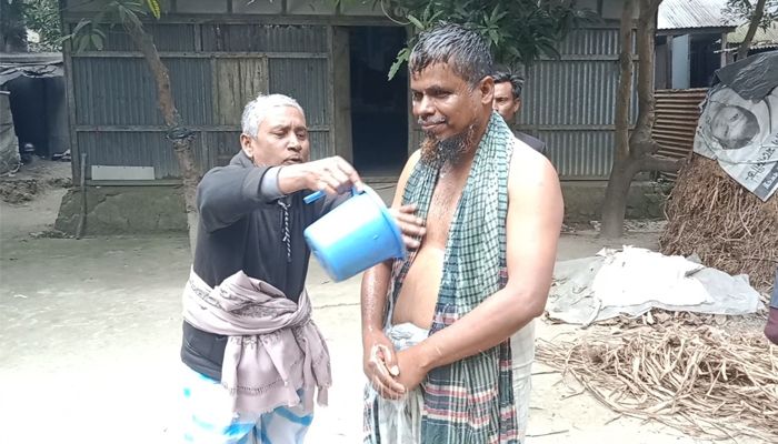 এমপি পরিবর্তনে আওয়ামী লীগ নেতার দুধ দিয়ে গোসল। প্রবা ফটো 