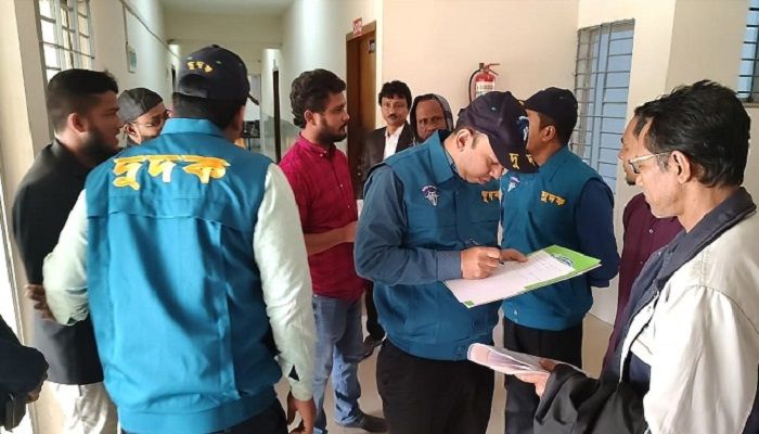 বরিশাল বিভাগীয় পাসপোর্ট অফিসে অভিযান চালিয়েছে দুর্নীতি দমন কমিশন (দুদক)। প্রবা ফটো