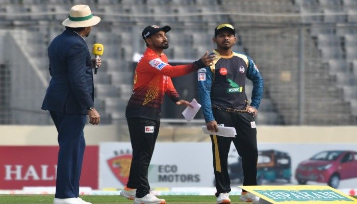 উদ্বোধনী ম্যাচে টস জিতে বোলিংয়ে ঢাকা