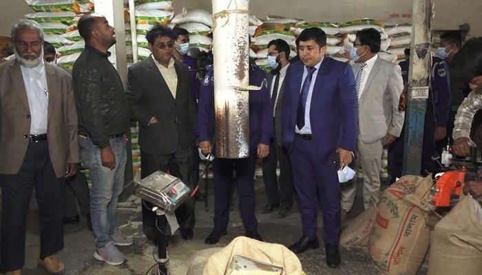 খাজানগরে বাড়তি মজুদ পায়নি প্রশাসন, ওজন কমে জরিমানা