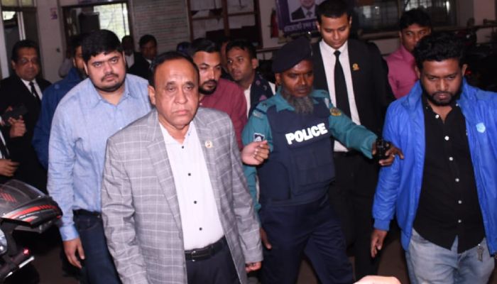 সাংবাদিক পেটানোর মামলা : আত্মসমর্পণ করে জামিন পেলেন মোস্তাফিজ 