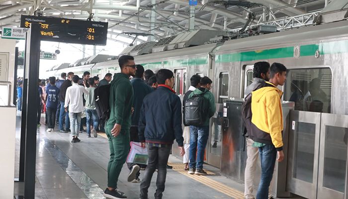 নতুন সময়সূচিতে মেট্রোরেলের যাত্রা শুরু