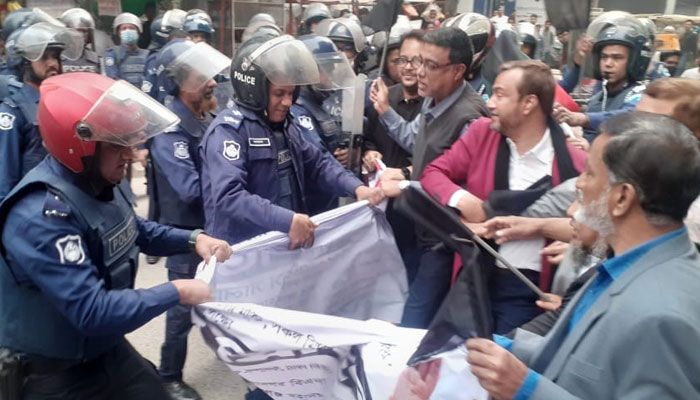 পুলিশের সঙ্গে বিএনপি নেতাকর্মীদের ধস্তাধস্তি