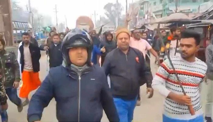সিংড়ায় যুবলীগের প্রকাশ্যে অস্ত্রের মহড়া