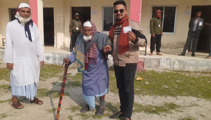 ‘১১০ বছর’ বয়সে নাতির হাত ধরে ভোটকেন্দ্রে রুহুল আমিন 