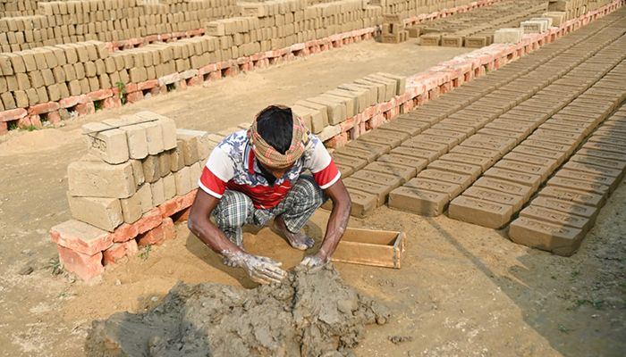 ইটভাটার শ্রমিকদের ব্যস্ত জীবন