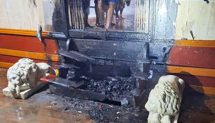 দুর্বৃত্তদের আগুনে পুড়ে গেছে বিহারের একটি সিঁড়ি। ৬ জানুয়ারি সকালে তোলা। প্রবা ফটো

