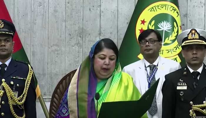 শপথ নিলেন ৬২ স্বতন্ত্র সংসদ সদস্য
