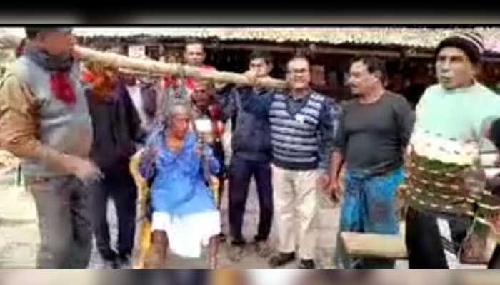 অভয়নগরে বাঁকে করে ভোটকেন্দ্রে ‘শতবর্ষী’ বৃদ্ধ 