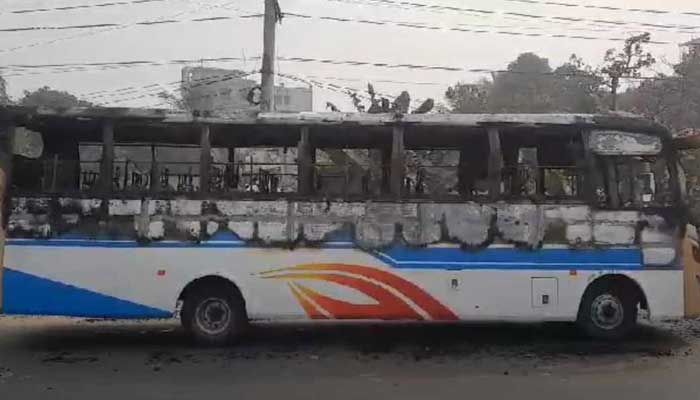রূপগঞ্জে দুটি বাসে আগুন, হেলপার দগ্ধ 