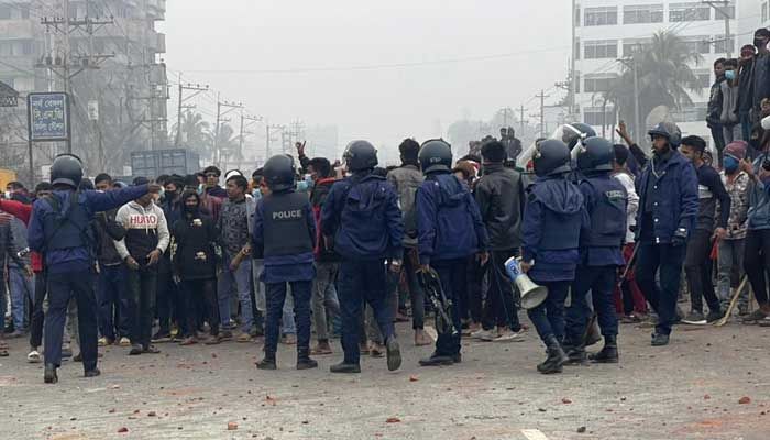 কালিয়াকৈরে শ্রমিক অসন্তোষ, পুলিশের সঙ্গে ধাওয়া-পাল্টা ধাওয়া