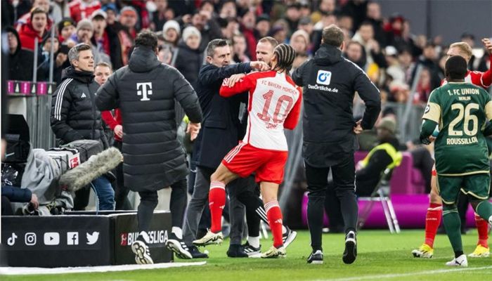 সানেকে ধাক্কা দিয়ে তিন ম্যাচ নিষিদ্ধ বার্লিন কোচ বেজেলিকা