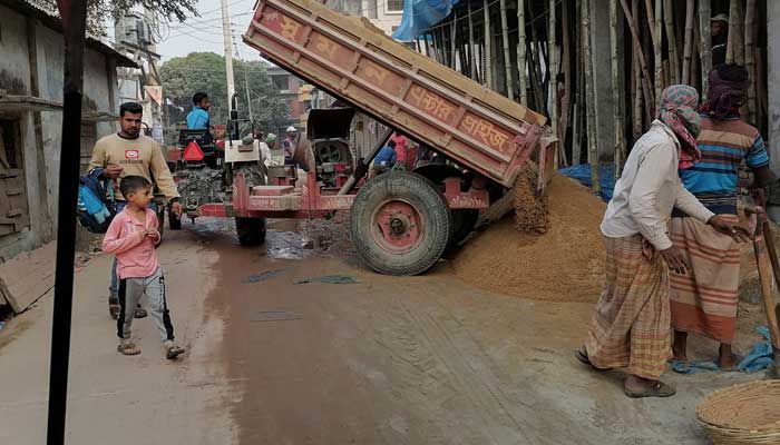 ট্রাক্টর ও নির্মাণসামগ্রীর দখলে অধিকাংশ সড়ক 