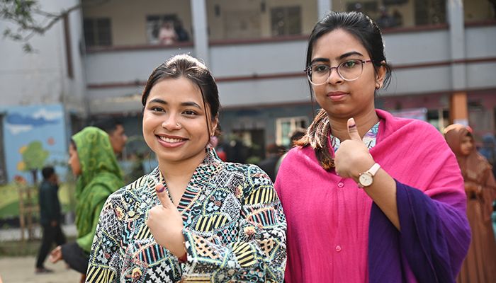 প্রথমবার ভোট দিয়ে দারুণ খুশি তরুণরা 