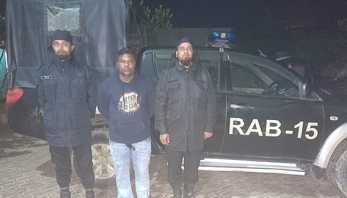 কক্সবাজারে মাদক বিরোধী অভিযানে মাদক কারবারিকে আটক করেছে র‍্যাব। প্রবা ফটো