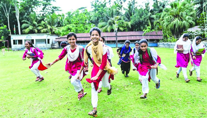 নারীরা শিক্ষায় এগিয়ে, পিছিয়ে জীবনমানে