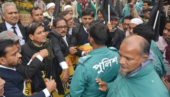বরিশালে আইনজীবীদের কালো পতাকা মিছিল পুলিশি বাধায় পণ্ড