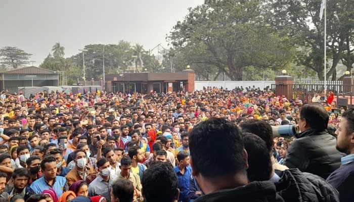 দাবি মানায় কাজে ফিরলেন এসকেডি ইন্টারন্যাশনালের শ্রমিকেরা
