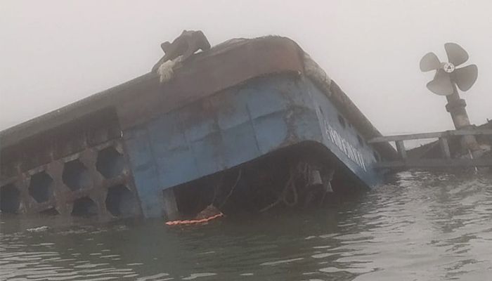 ৯ গাড়ি নিয়ে তলা ফেটে ডুবে গেল জরাজীর্ণ ফেরি