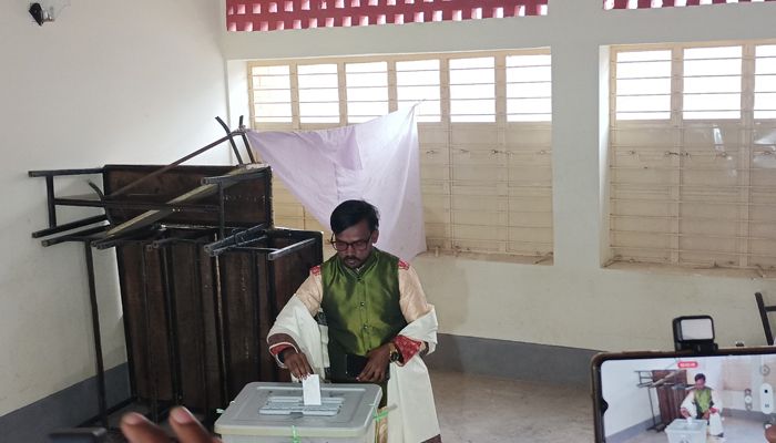 বগুড়ায় অন্য আসনের প্রার্থীকে ভোট দিলেন হিরো আলম