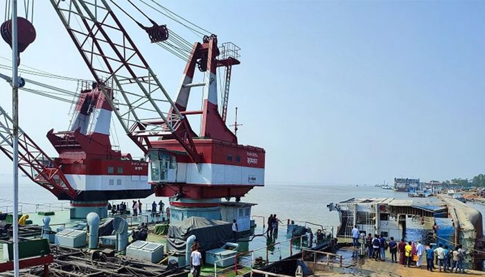ডুবে যাওয়া ফেরি উদ্ধারে যাচ্ছে হামজা ও রুস্তম
