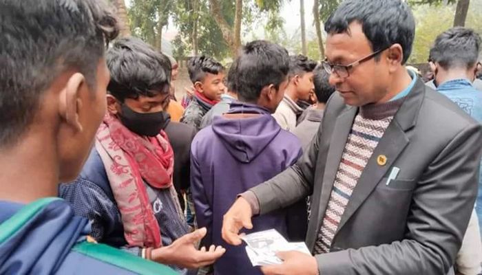 অধ্যক্ষ মোনায়েম খান এ লিফলেট বিতরণ করেন। ছবি : সংগৃহীত