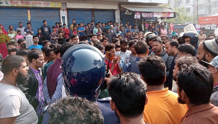বেতন বৃদ্ধির দাবিতে কালিয়াকৈরে শ্রমিকদের বিক্ষোভ, ইটপাটকেল নিক্ষেপ
