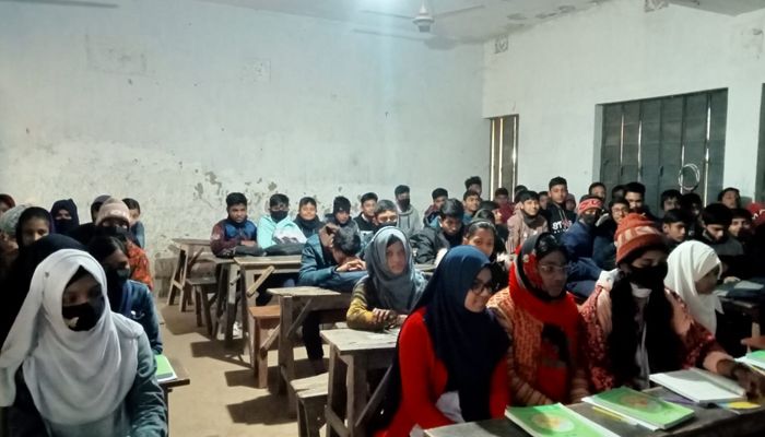 তাপমাত্রা ১০ ডিগ্রির নিচে নামলেও নওগাঁয় স্কুল খোলা