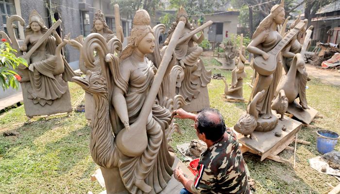 সরস্বতী প্রতিমা তৈরির ব্যস্ততা
