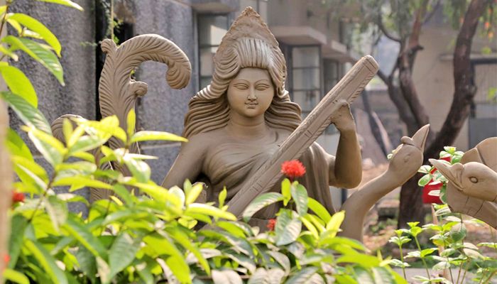 সরস্বতী প্রতিমা তৈরির ব্যস্ততা