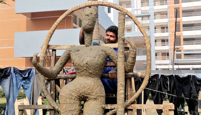 সরস্বতী প্রতিমা তৈরির ব্যস্ততা