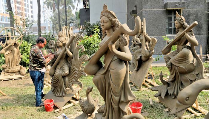 সরস্বতী প্রতিমা তৈরির ব্যস্ততা