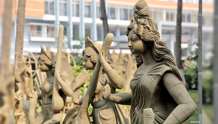 সরস্বতী প্রতিমা তৈরির ব্যস্ততা