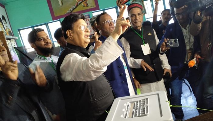 ভোট দিয়ে পররাষ্ট্রমন্ত্রী বললেন, ‘বিএনপির হরতাল ঢংঢাং’