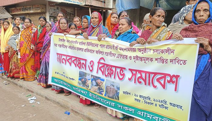 প্রসাদ না পেয়ে মন্দিরে হামলার অভিযোগ