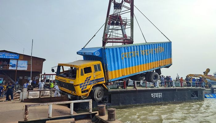 পাটুরিয়ায় ডুবে যাওয়া ফেরি থেকে আরও একটি ট্রাক উদ্ধার