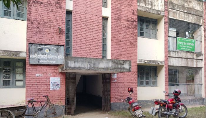 দিনাজপুরের খানসামা উপজেলার সেটেলমেন্ট অফিস। প্রবা ফটো