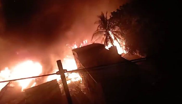 রাজধানীর তেজগাঁও মোল্লাবাড়ী বস্তিতে আগুন, নিহত ২