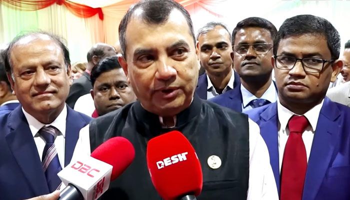 সাংবাদিকদের সঙ্গে কথা বলছেন পরিবেশ, বন ও জলবায়ু পরিবর্তনমন্ত্রী সাবের হোসেন চৌধুরী। প্রবা ফটো