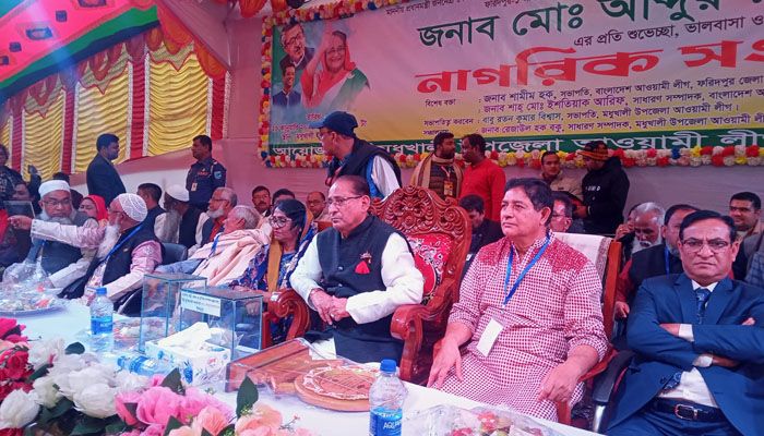 ফরিদপুরের মধুখালী কেন্দ্রীয় ঈদগাহ ময়দানে সংবর্ধনা অনুষ্ঠানে মৎস্য ও প্রাণিসম্পদ মন্ত্রী আব্দুর রহমানসহ অতিথিরা। প্রবা ফটো