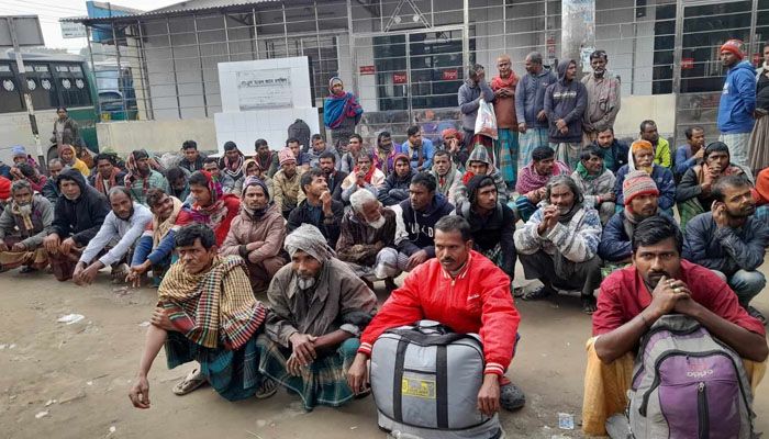 ‘একবেলা খেয়ে দিন পার করছি, গ্রামেও ফিরে যেতে পারছি না’