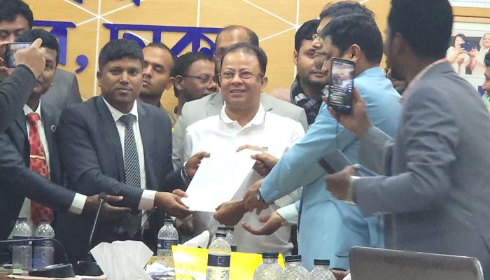 ঢাকা-১৯ আসনে সাবেক ইউপি চেয়ারম্যানের কাছে ধরাশায়ী নৌকার এনামুর