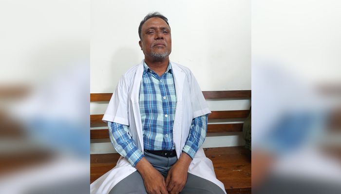 চিকিৎসক সেজে আইসিইউতে ল্যাব টেকনিশিয়ান, আটক করেছে কর্তৃপক্ষ 