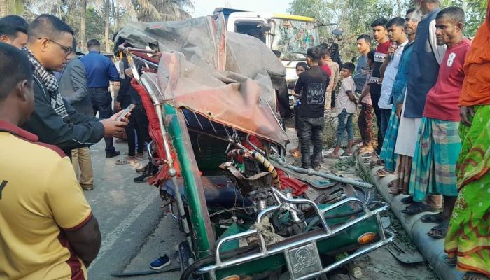ট্রাকের ধাক্কায় দুমড়েমুচড়ে গেল অটোরিকশা, নারী ও শিশুসহ নিহত ৫