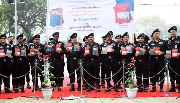 কমান্ডার মঈনের দুই বইয়ের মোড়ক উন্মোচন