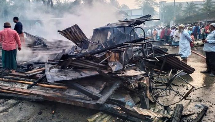 ভোলায় আগুনে পুড়ল অফিসসহ ৫টি দোকান