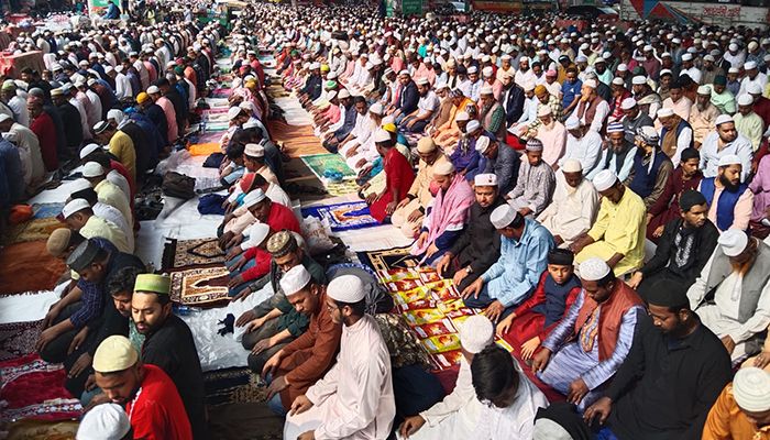 তুরাগতীরে লাখো মুসল্লির জুমার নামাজ আদায়