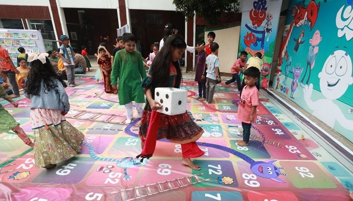 বায়স্কোপ-রংতুলি আর নানা খেলাধুলায় মেতেছিল শিশুরা